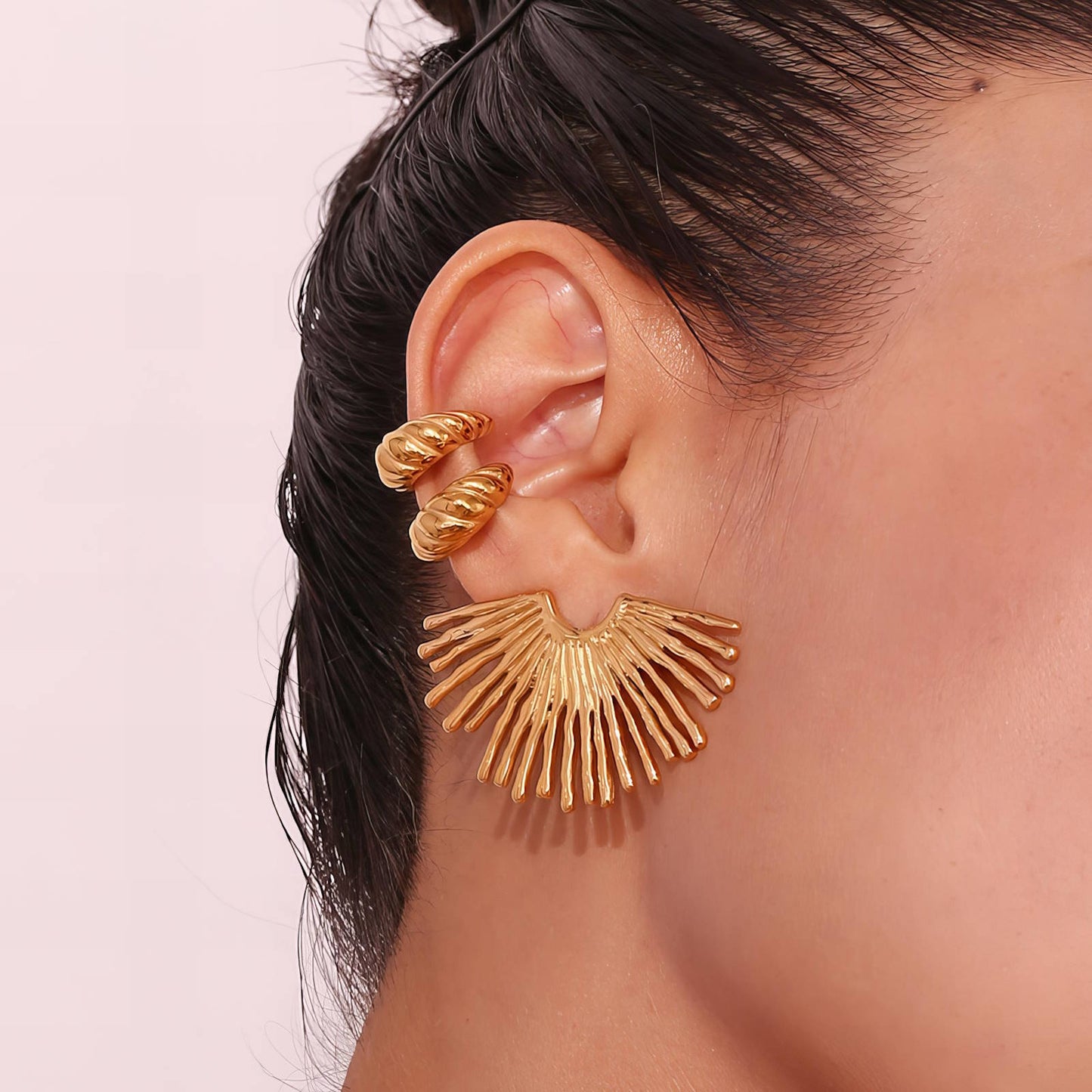 Fan girl, gold earrings